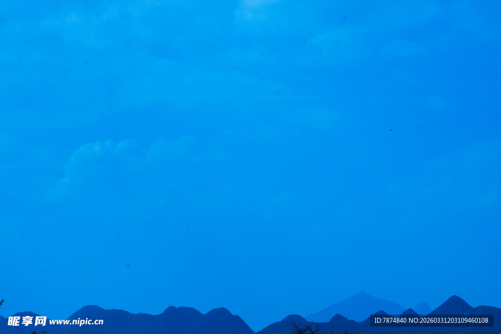 蓝色天际下的山峦轮廓