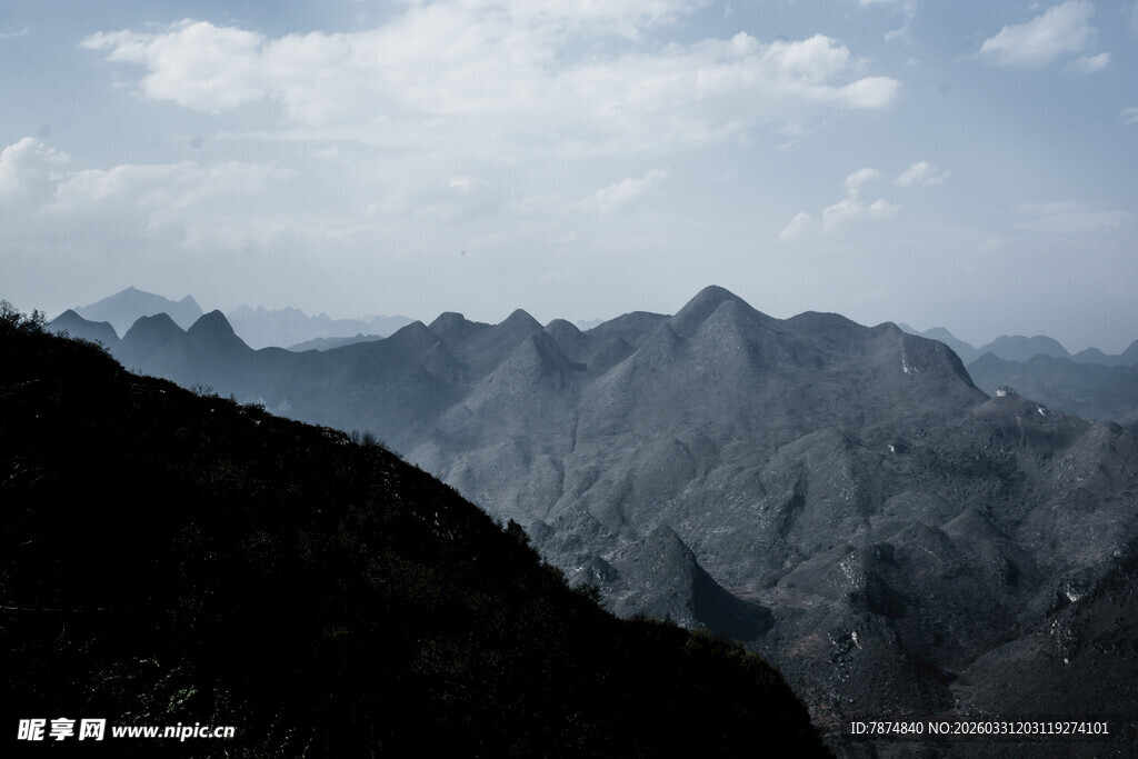 壮丽山峦 云雾缭绕之景