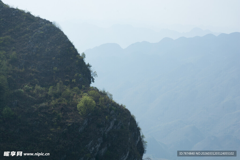陡峭山峦 远景朦胧之美