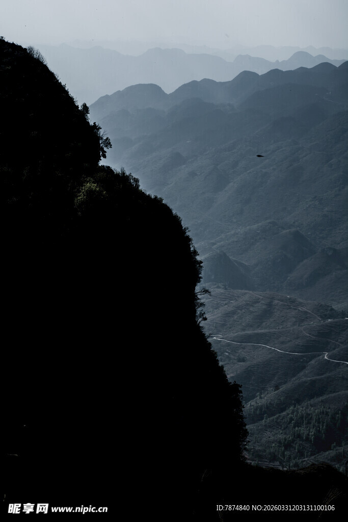 山巅剪影 朦胧远山意境美