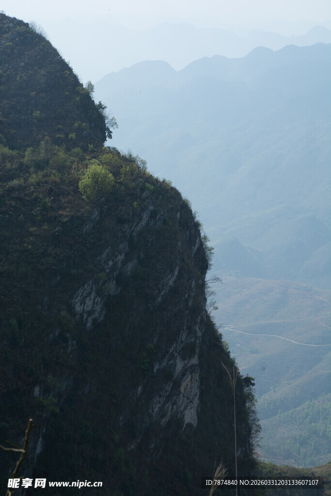 陡峭山峰景色