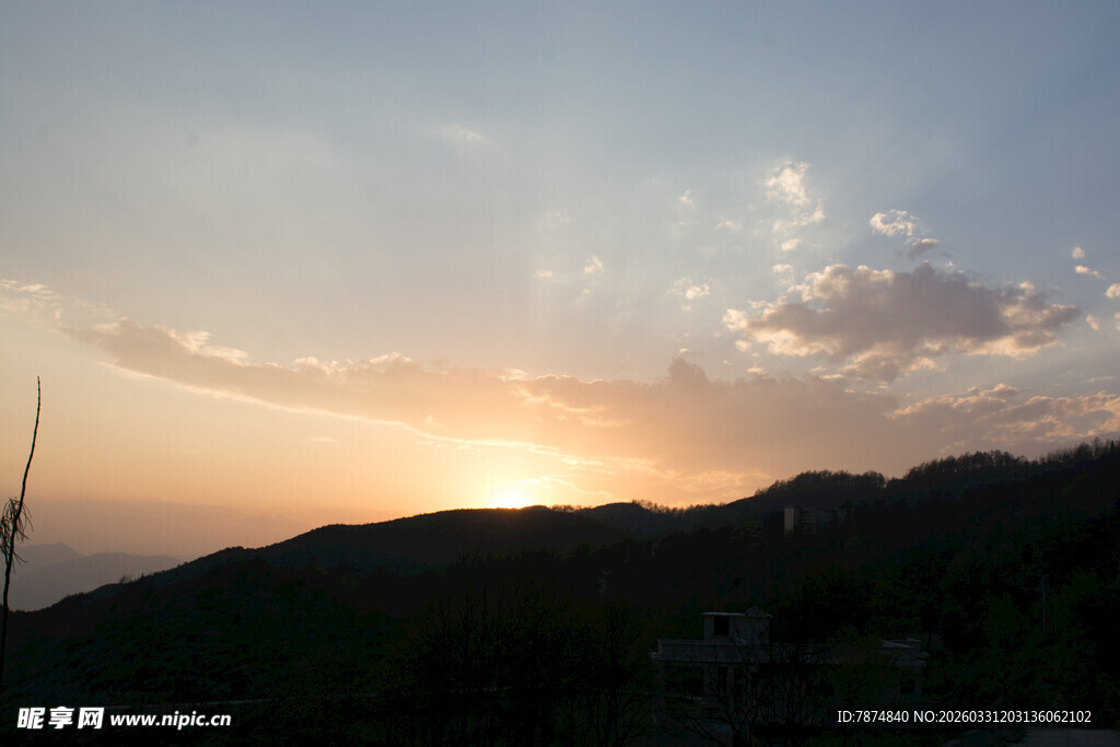 夕阳下的山峦与风车美景