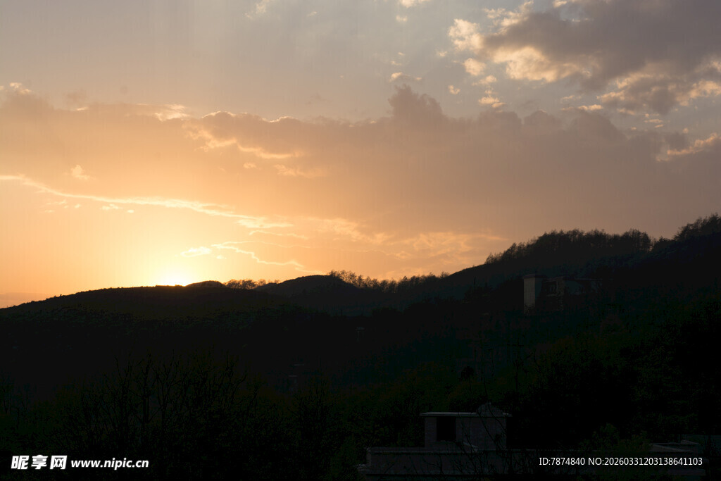 夕阳下的山峦美景