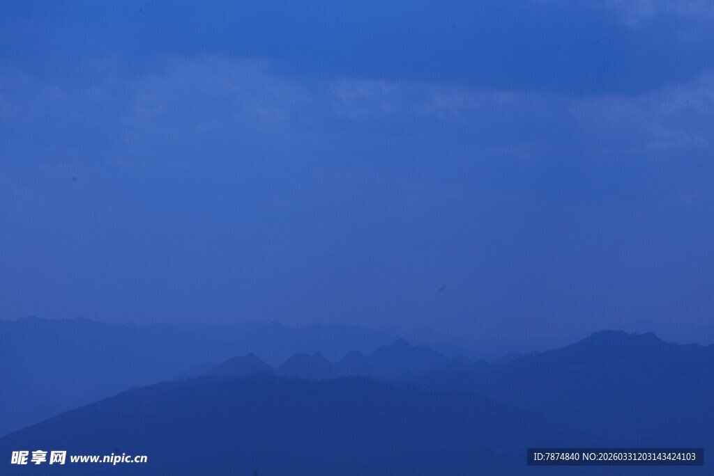 蓝色远山风景