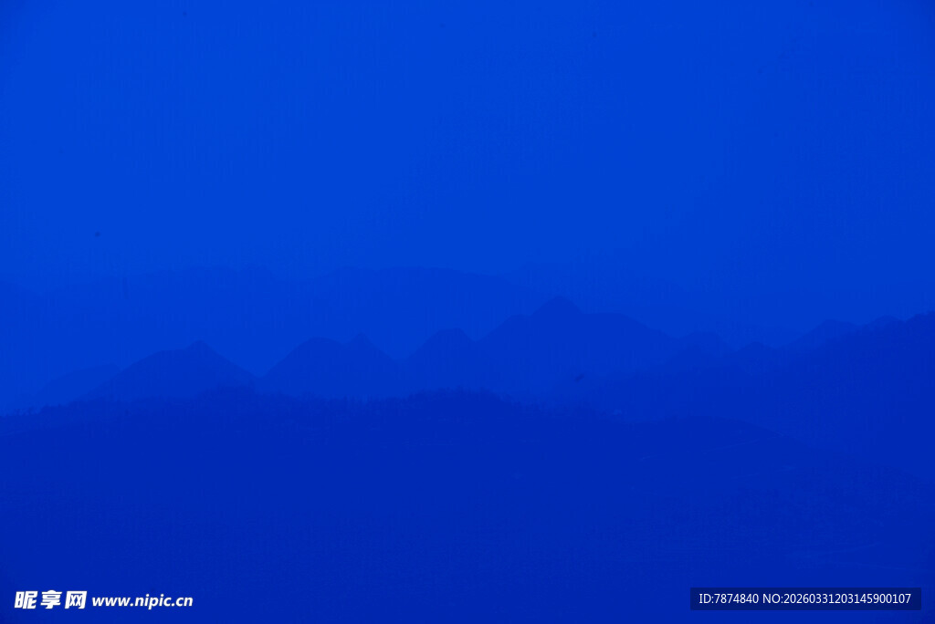 蓝色渐变远山背景图
