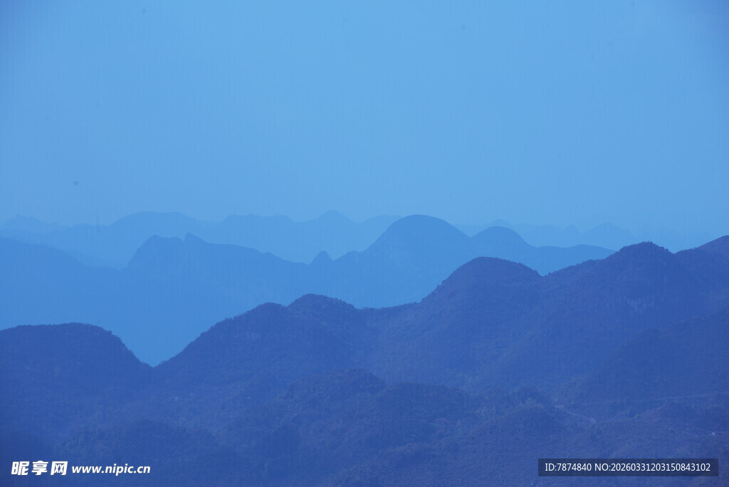 蓝色山峦远景