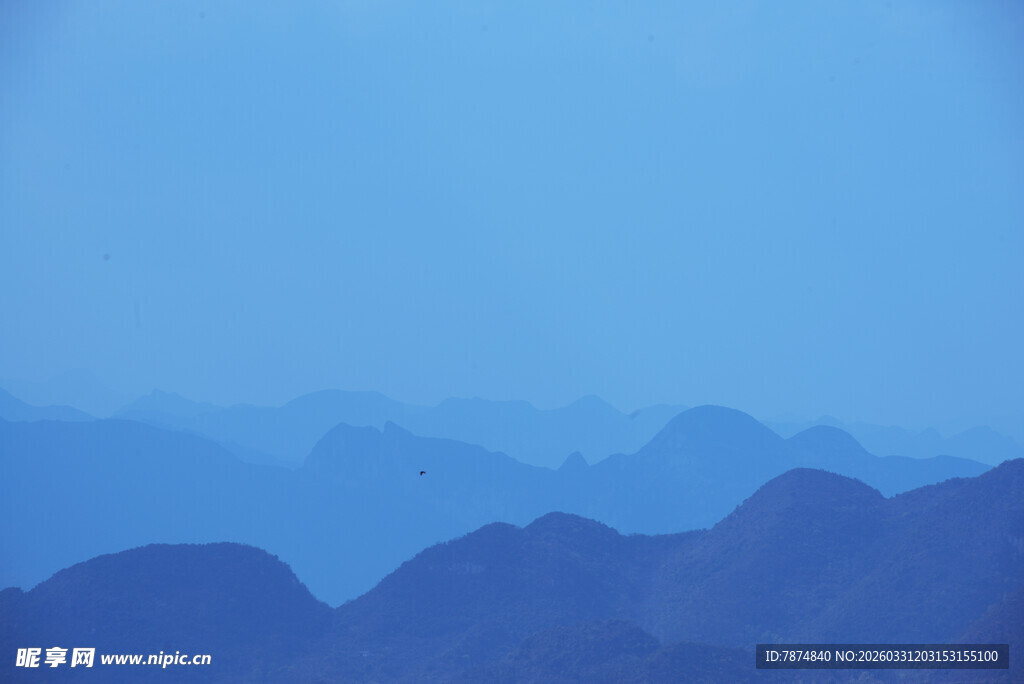 蓝色山峦远景