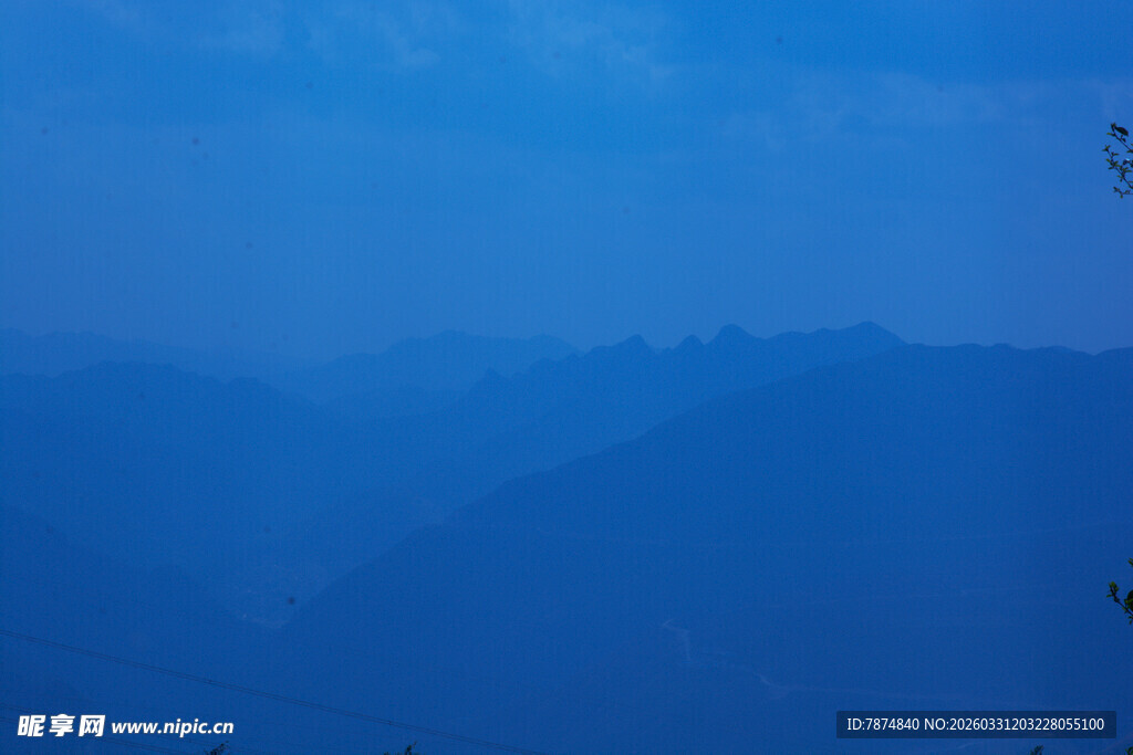 雾霭中的远山景致