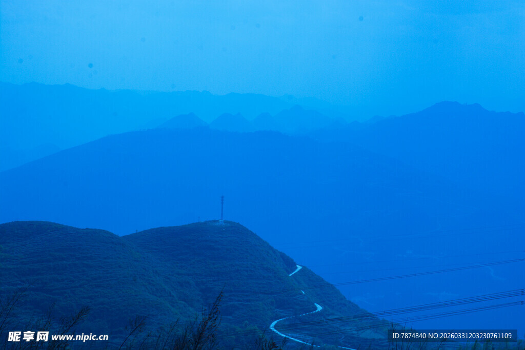 蓝色山峦间蜿蜒的道路