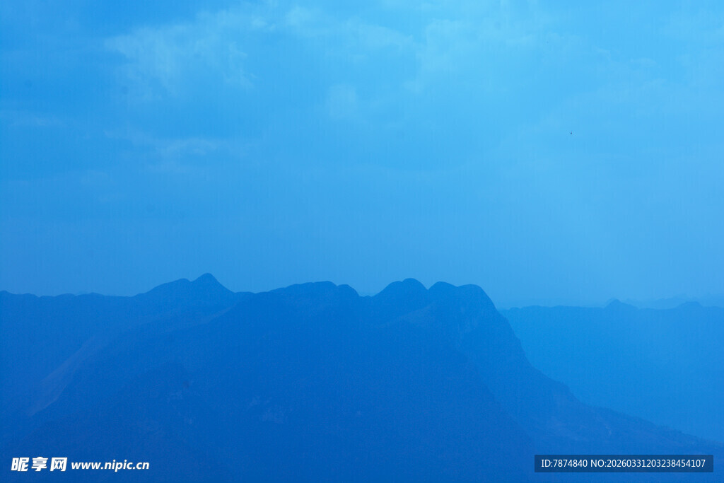 蓝色雾霭中的山峦景致