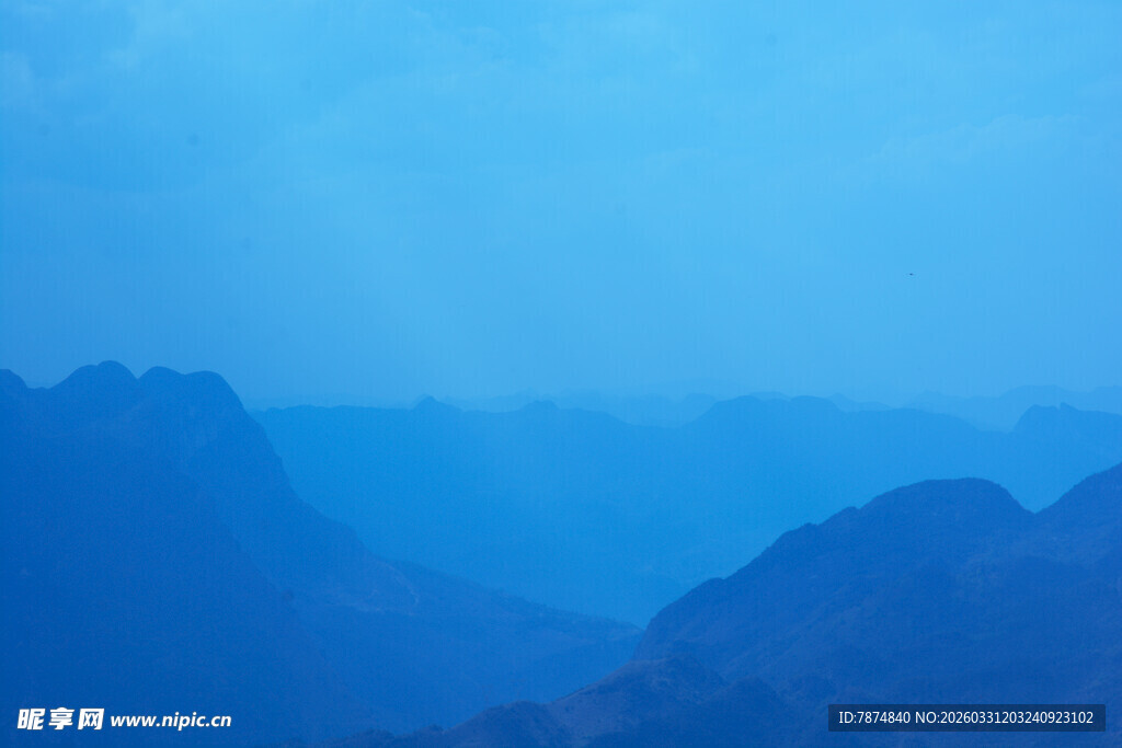 蓝色山峦远景