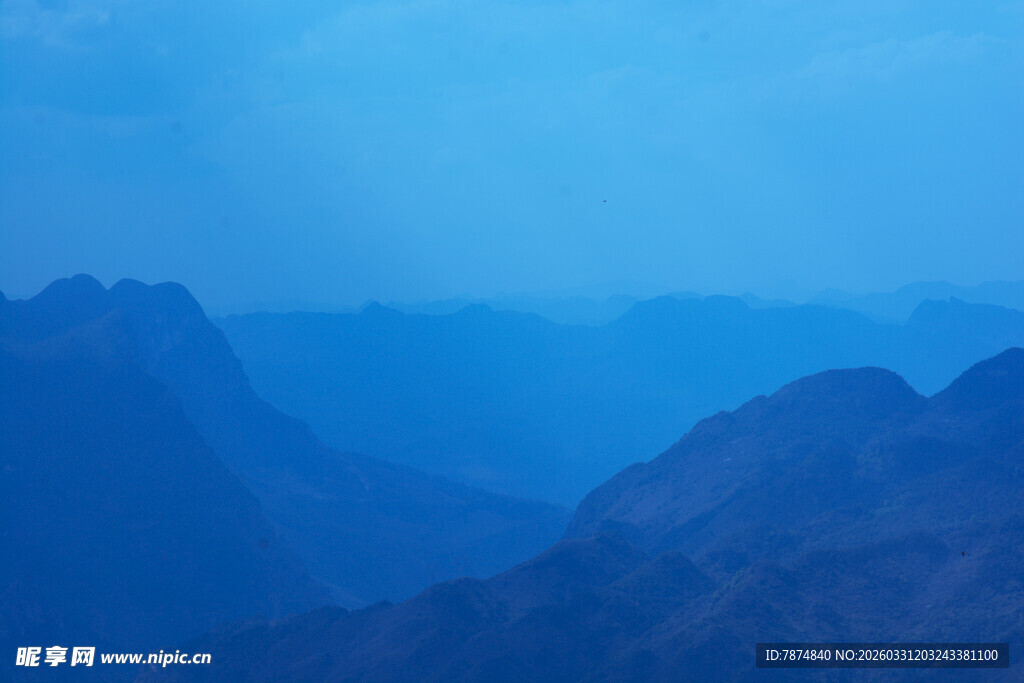 蓝色山峦远景图