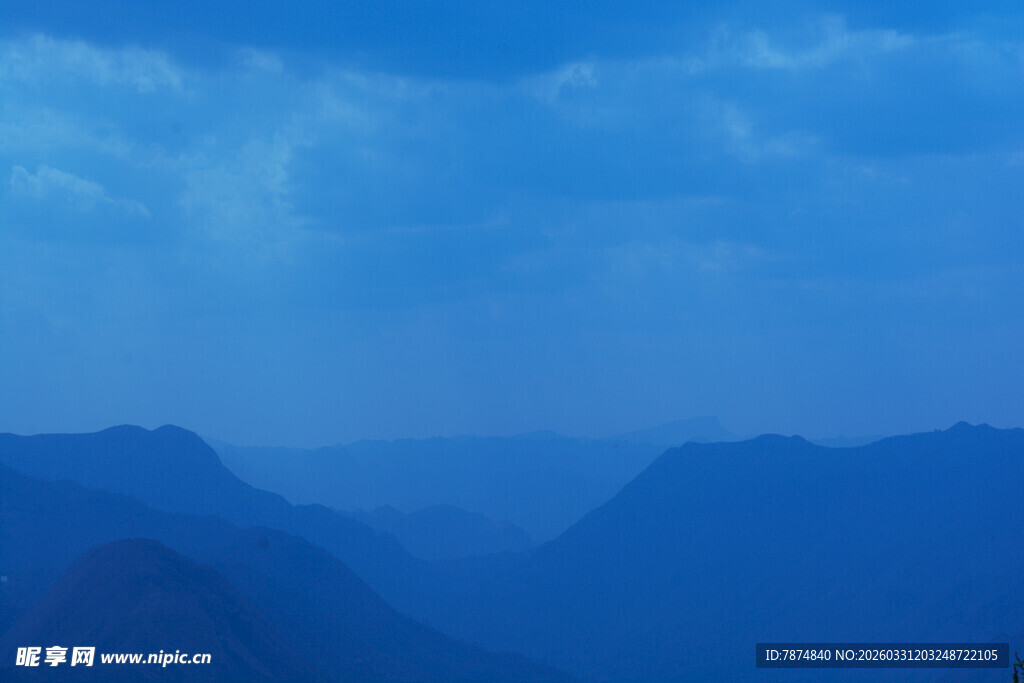 壮丽山峦间的幽蓝天空