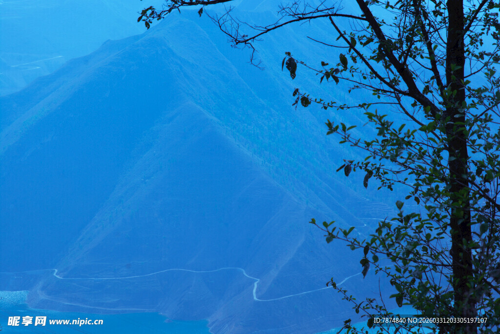 山间树影 朦胧蓝色景致