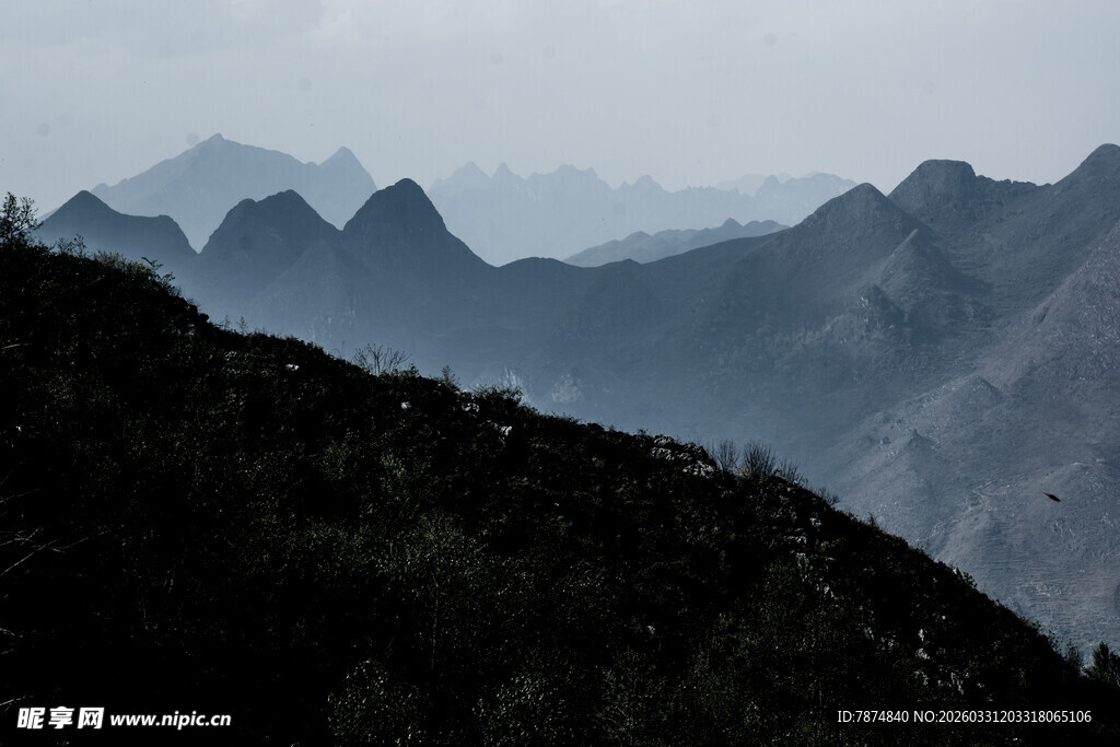 山峦叠嶂的壮美自然景观