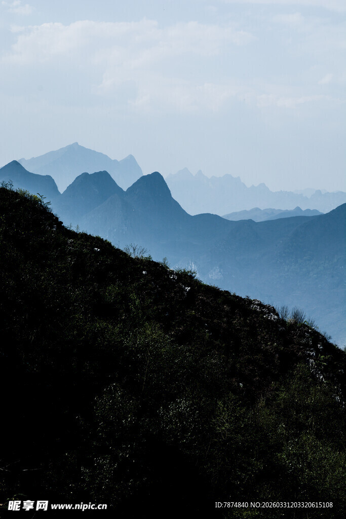 山峦叠翠的壮美自然景观
