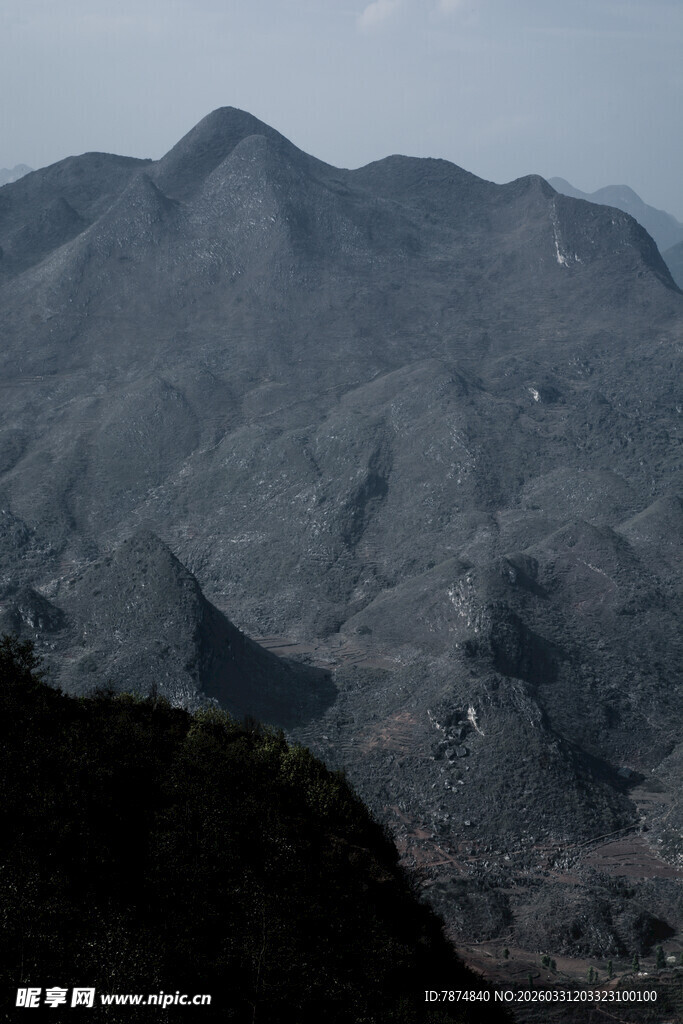 山峦叠嶂的壮阔自然景观
