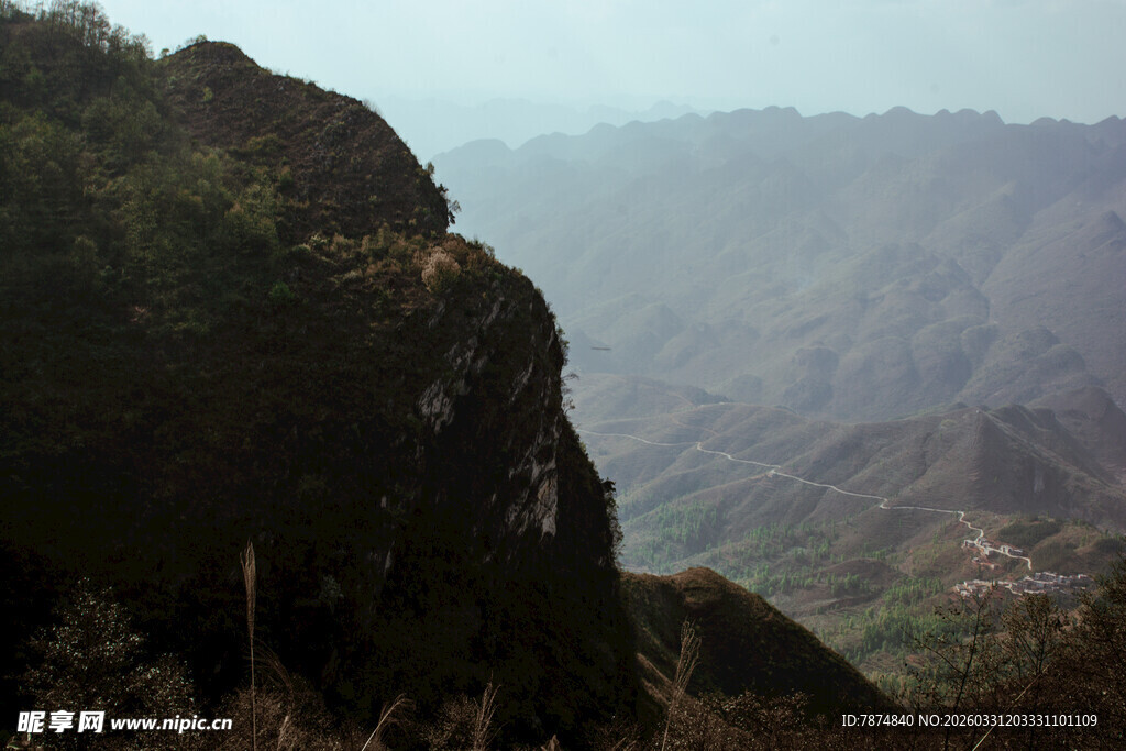 壮丽山景 云雾缭绕的峰峦
