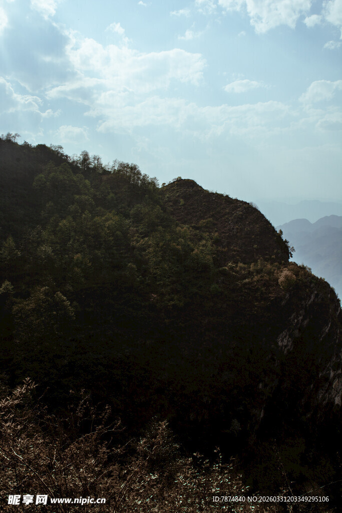 山巅景致 远眺碧海蓝天