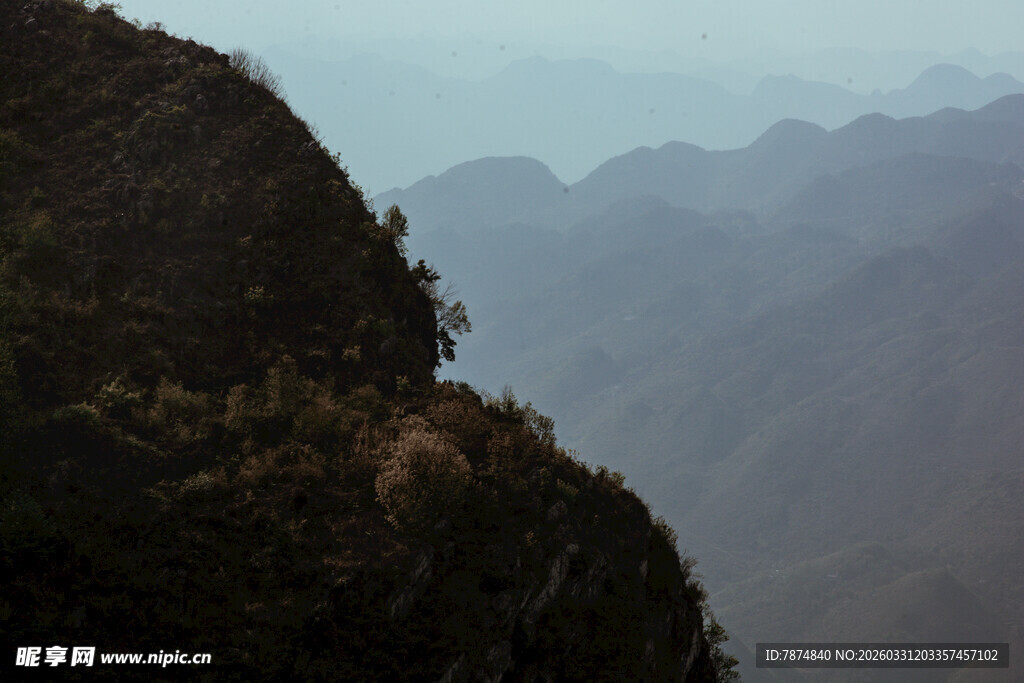 巍峨山峦 云雾缭绕景致