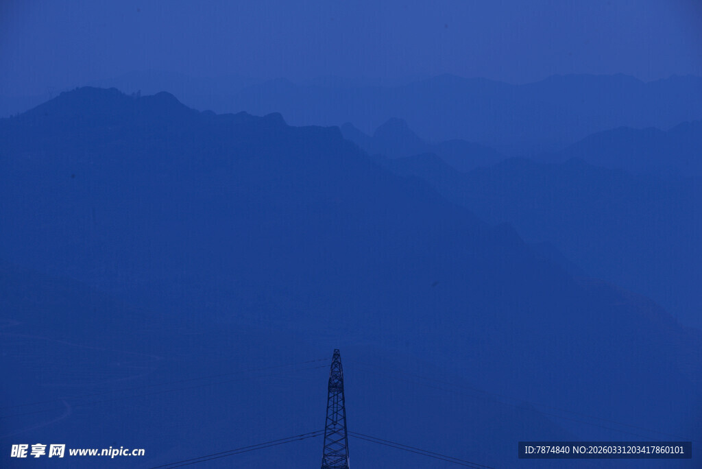 夜幕下的山峦与输电塔