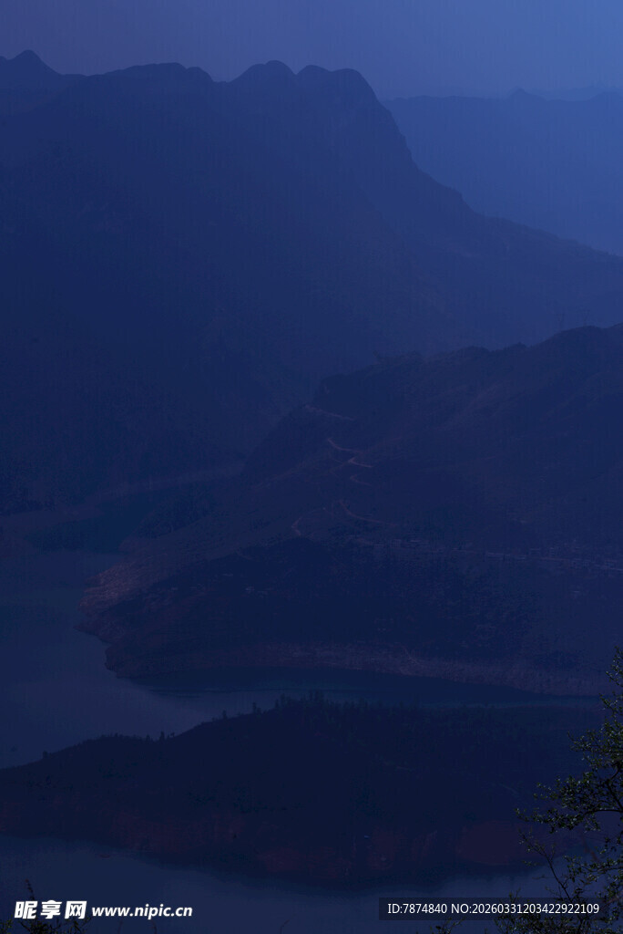 夜幕下的山水景观