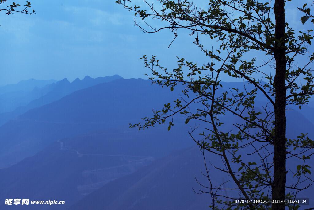 山间树影 朦胧远山景致