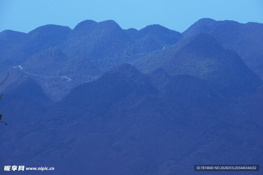 连绵山峦的壮丽景致