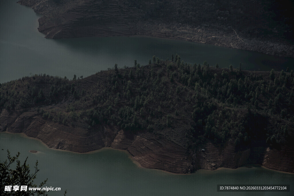 湖中小岛自然风光