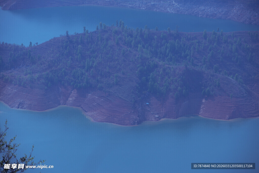 蓝色水域中的葱郁岛屿