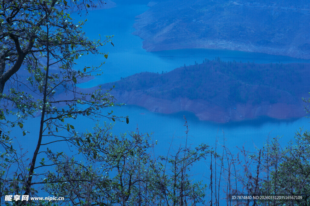 山间蓝湖旁的葱郁景致