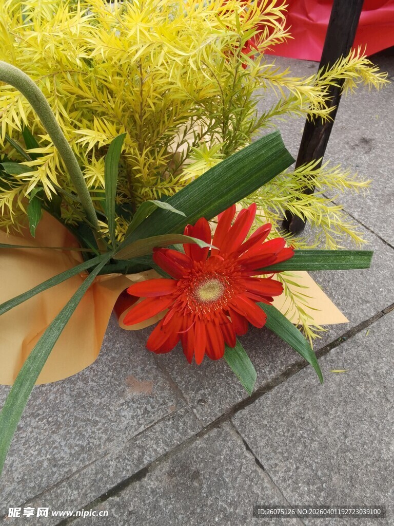 鲜艳插花装饰地面