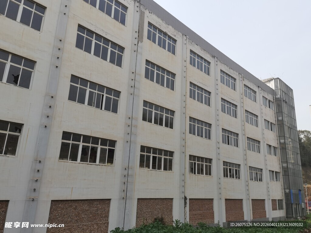 多层白色厂房外观