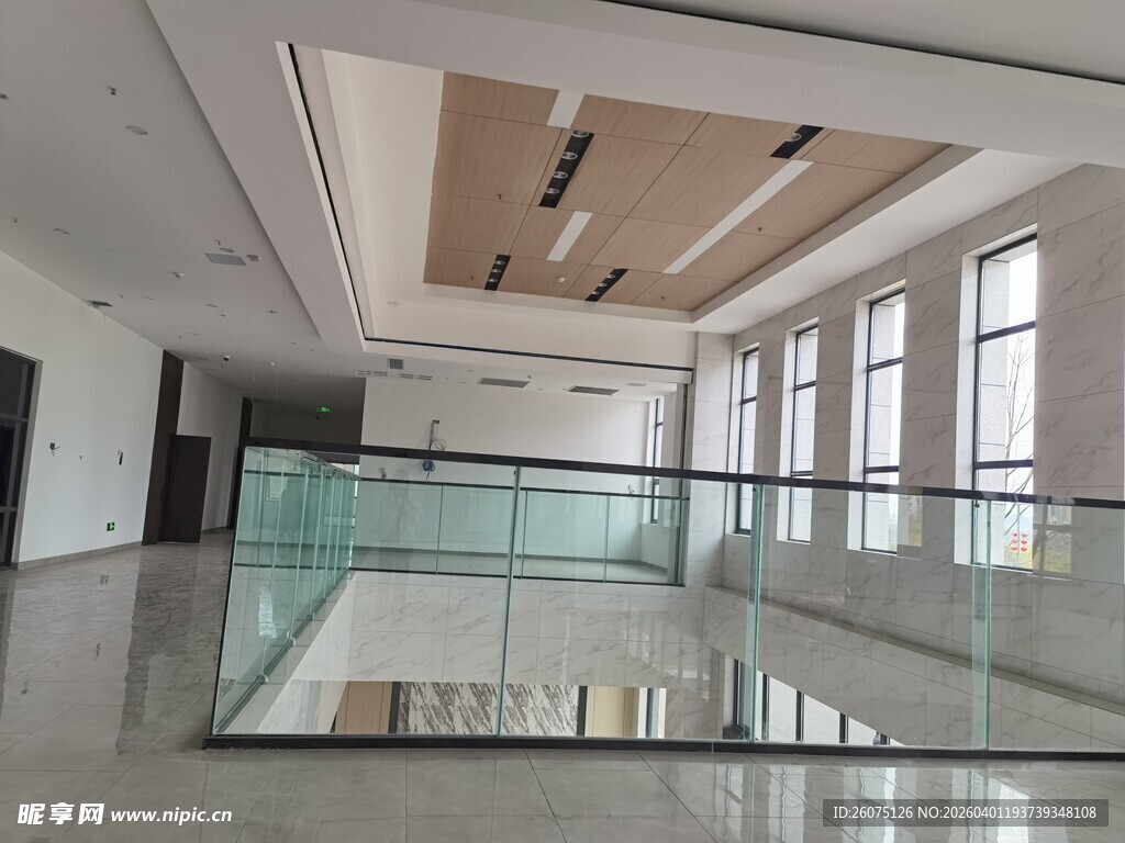 现代简约风格的空旷室内空间