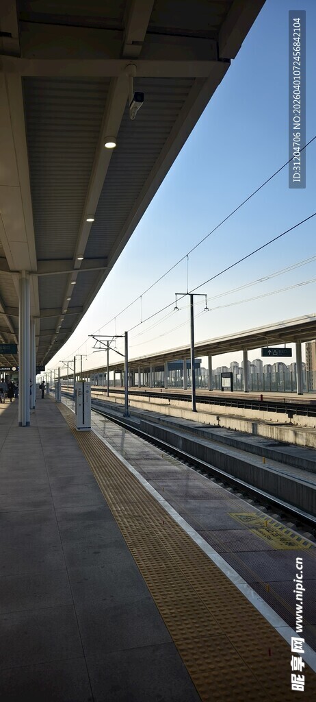 空旷的火车站台轨道