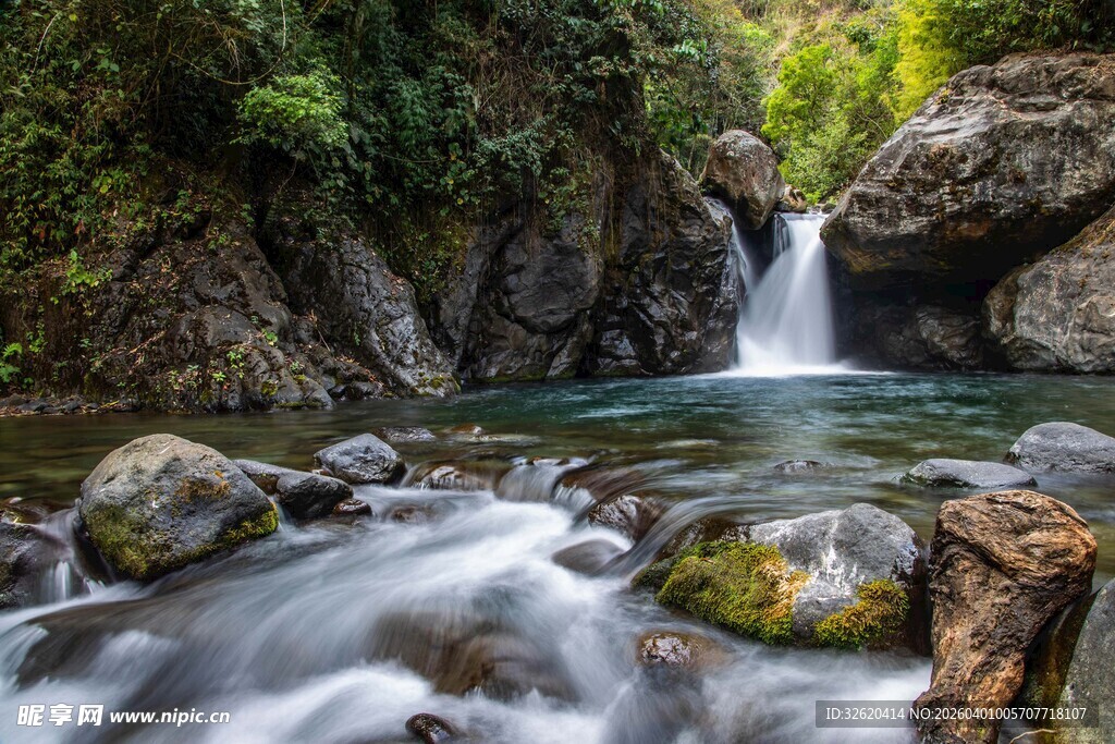 山间溪流瀑布自然美景