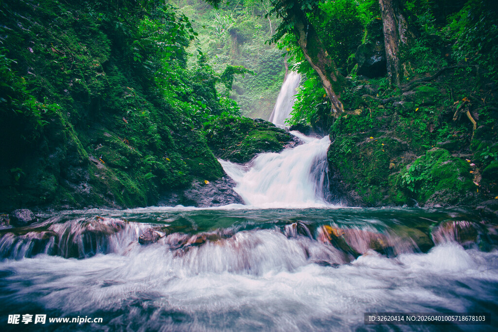 山间飞瀑