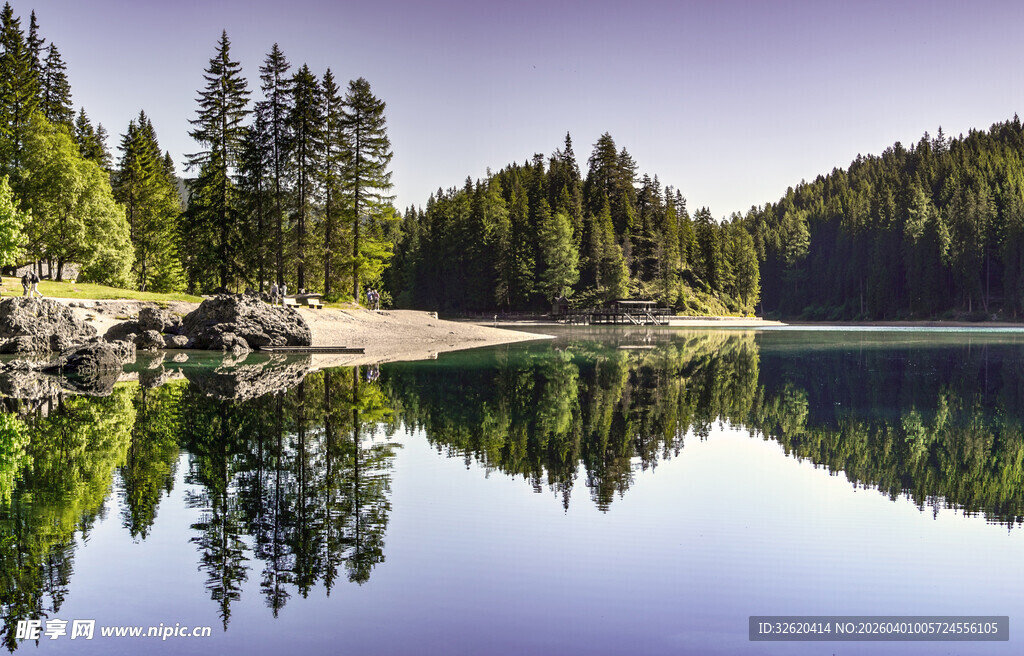 宁静湖畔森林倒影美景