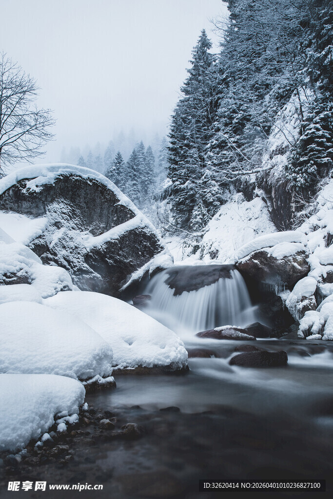 冬日雪景中的静谧溪流