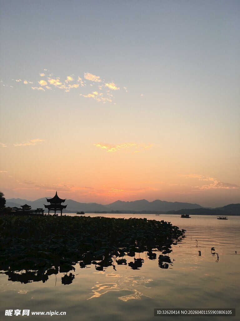 湖畔日落美景