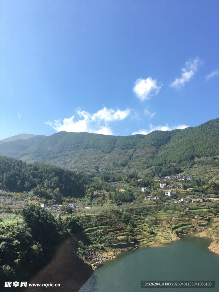 山间湖泊美景