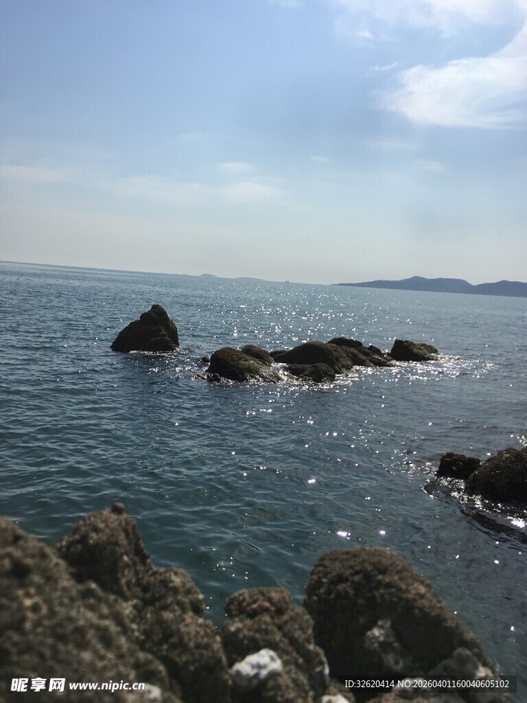 海边礁石与辽阔海面景象