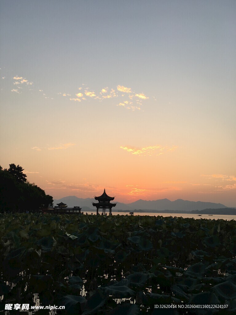 湖畔日落