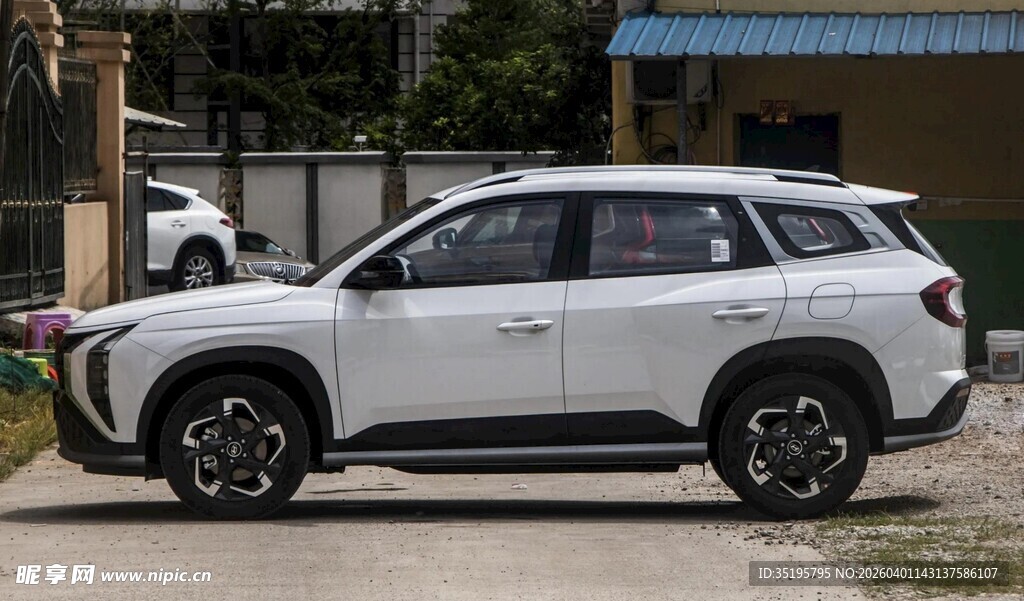 白色SUV停于户外场景