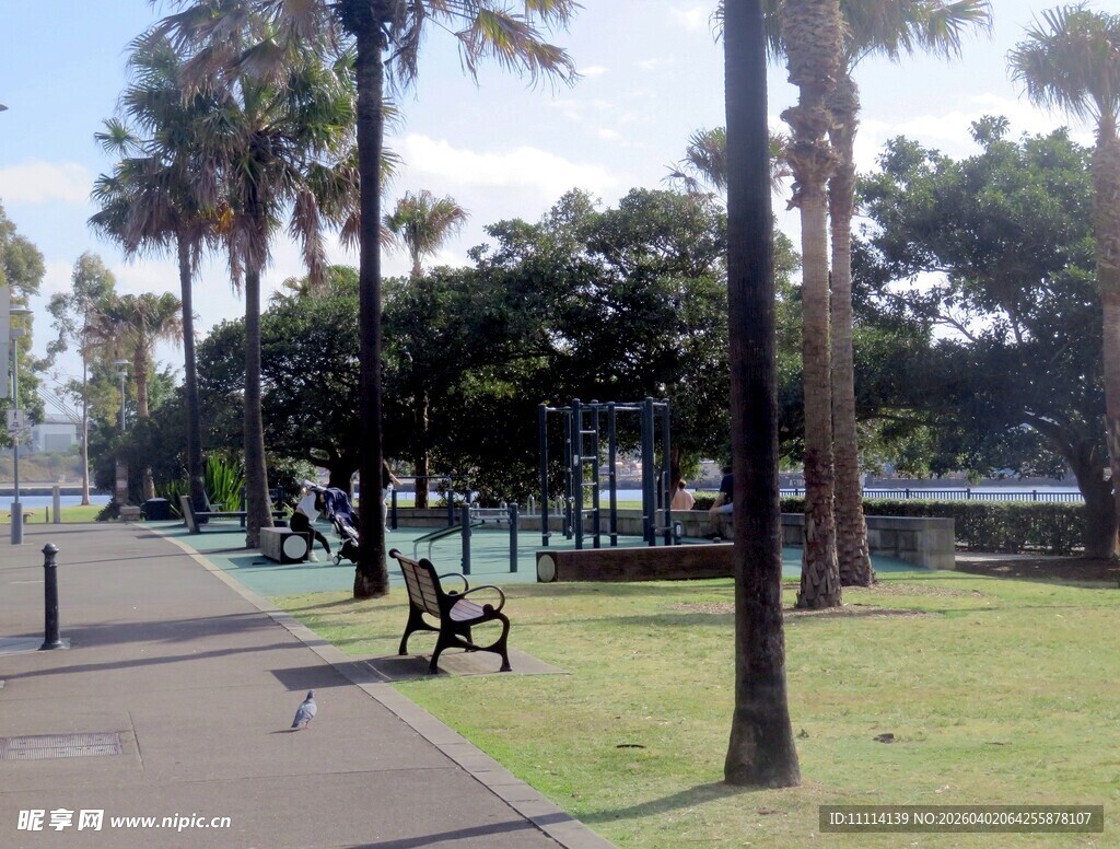 海滨公园休闲场景