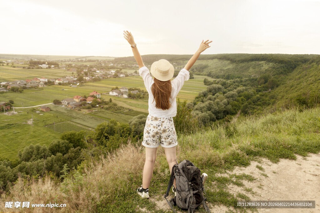 女子山顶舒展拥抱美好风景