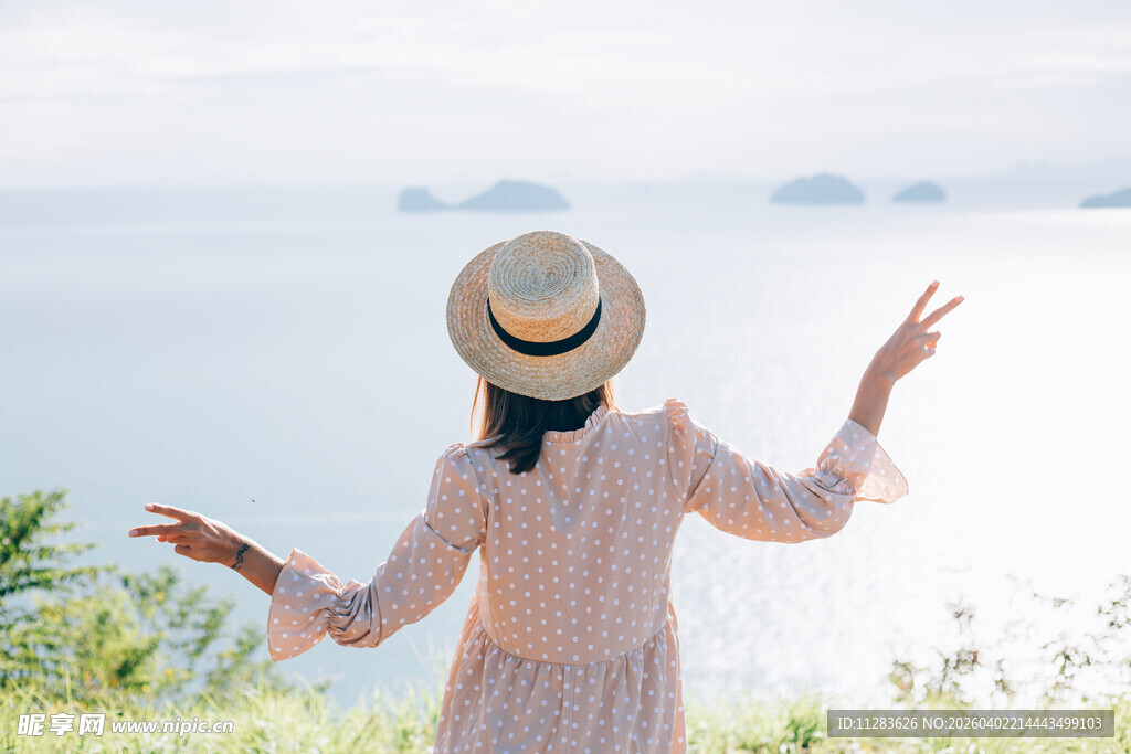 海边漫步的优雅女子