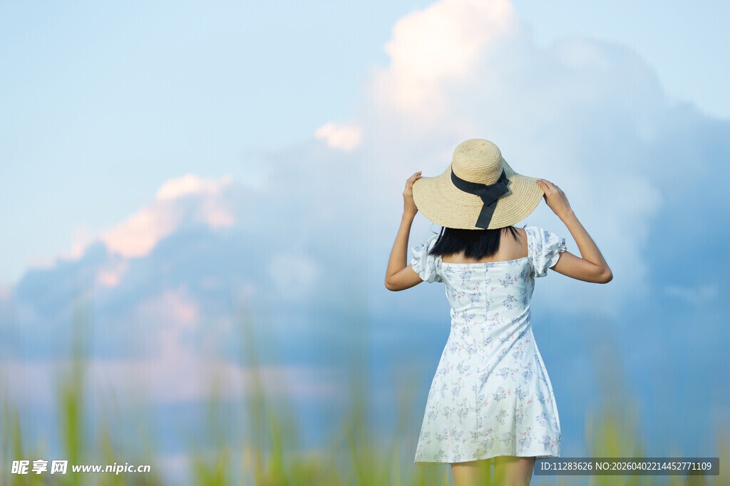 田野中女孩戴帽背影