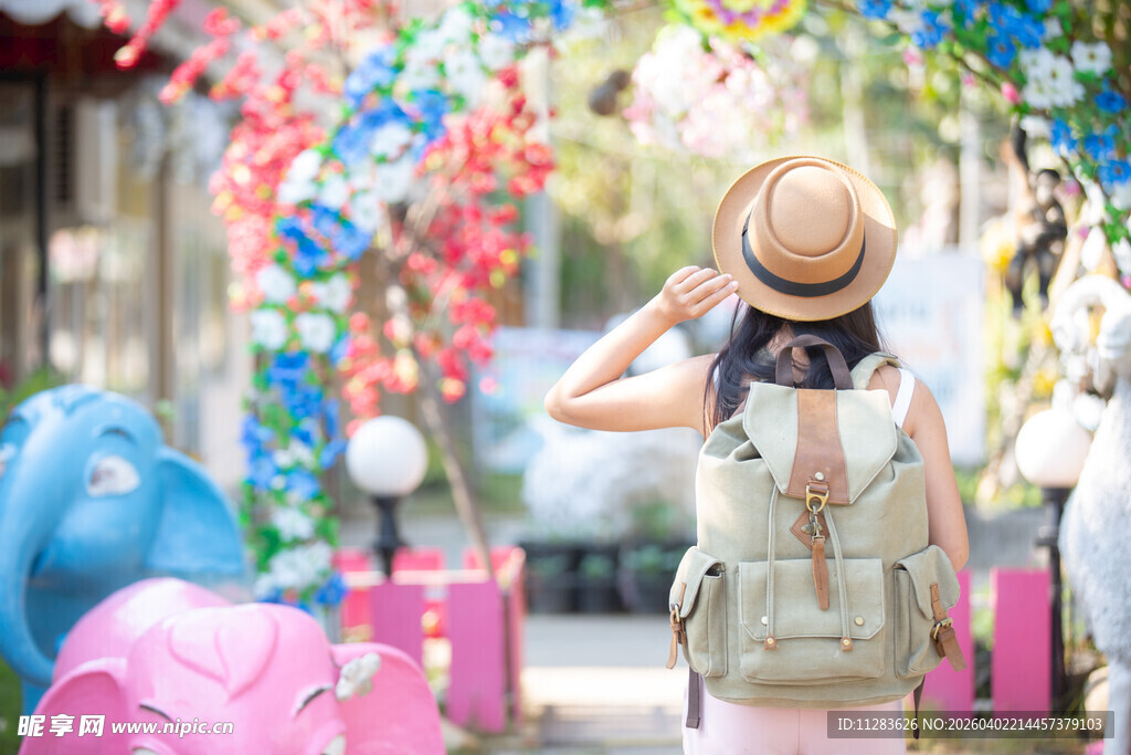 女孩漫步于缤纷装饰街道