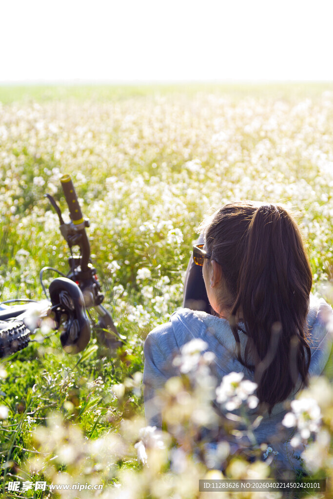 女孩躺花海享受美好时光